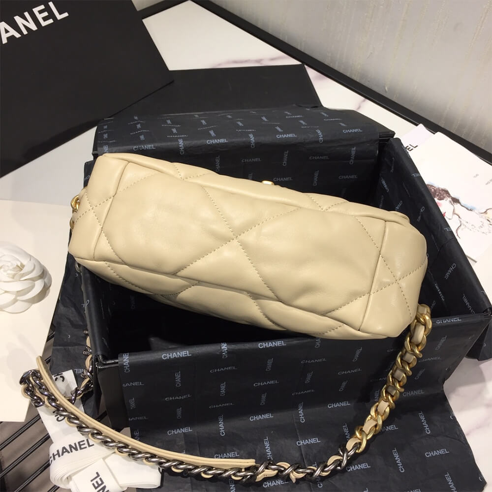 CHANEL 19 Small Flap Bag - Image 4