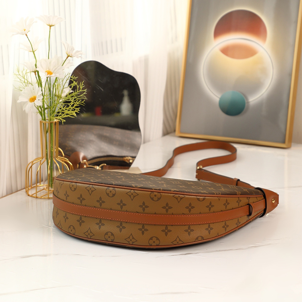 LOUIS VUITTON DISCOVERY BUMBAG - Image 7