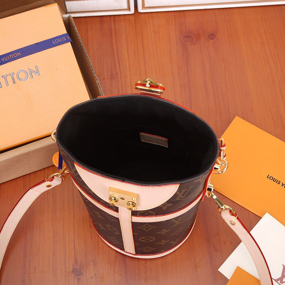 LOUIS VUITTON Duffle Bag - Image 5